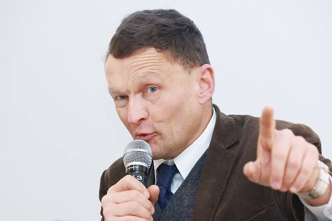 첫 방한한 프랑스 작가 실뱅 테송이 18일 기자간담회에서 발언하고 있다. 작가는 2014년 낙상 사고로 크게 다친 뒤 재활에 성공했으나, 얼굴 한쪽이 마비되고 귀 한쪽도 잘 기능하지 못하고 있다. 연합뉴스