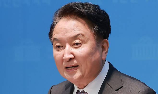 김영환 충북도지사가 18일 국회 소통관에서 국민의힘 공천관리위원회가 본인을 공천 배제 결정한 것, 경찰이 금전 수수 혐의로 구속영장을 신청한 것과 관련해 기자회견을 하고 있다. 연합뉴스