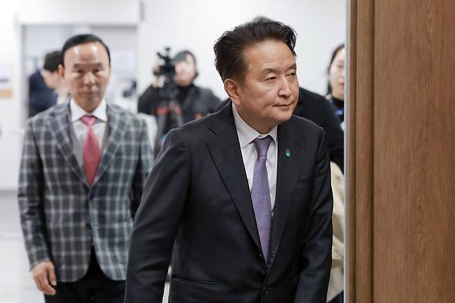 김영환 충북지사가 18일 국회 소통관에서 국민의힘 공천관리위원회가 본인을 공천 배제 결정한 것, 경찰이 금전 수수 혐의로 구속영장을 신청한 것과 관련해 기자회견을 하기 위해 회견장으로 향하고 있다. 왼쪽은 국민의힘 박덕흠 의원. 연합뉴스