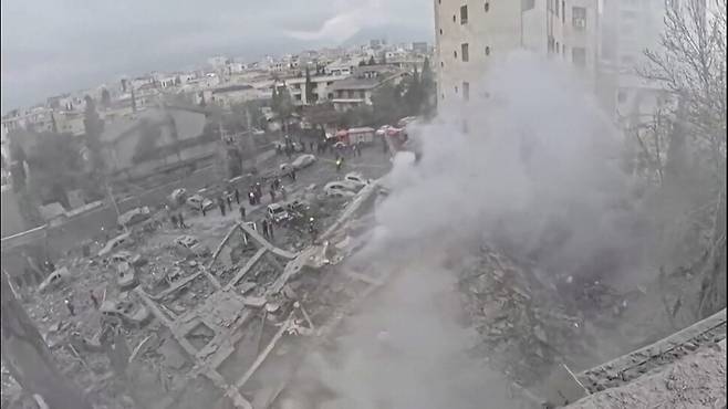 미국-이스라엘의 공습으로 파괴된 이란의 한 지역에서 구조대원들이 구호 작업을 벌이고 있다. 이란 적신월사가 18일 소셜미디어에 공개한 날짜 미상의 영상에서 촬영된 한 장면이다. AFP 연합뉴스
