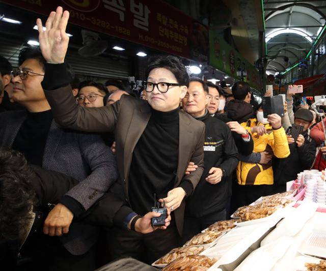 한동훈 전 국민의힘 대표가 7일 부산 북구 구포시장에서 소란이 일어나자 관계자에게 손짓을 하고 있다. 부산=뉴스1