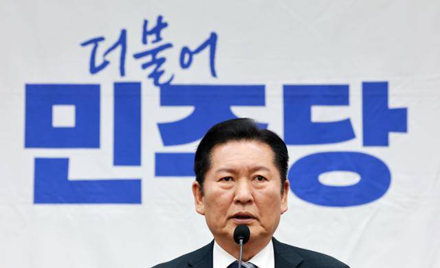 더불어민주당 정청래 대표가 17일 국회에서 열린 의원총회에 참석해 발언하고 있다. 연합뉴스