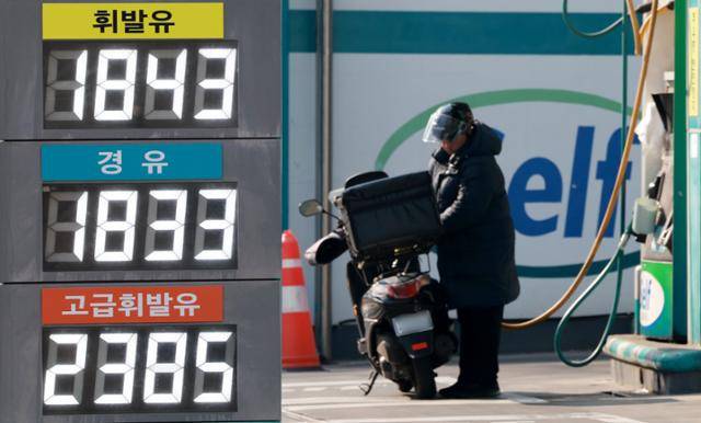 17일 서울 시내의 한 주유소에서 시민이 기름을 넣고 있다. 뉴스1