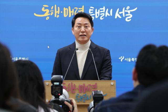 오세훈 서울시장이 17일 서울시청 브리핑룸에서 기자회견을 열고 6·3 지방선거 공천 신청과 관련해 입장을 밝히고 있다. 오 시장은 국민의힘에 '절윤(윤석열 전 대통령과의 절연) 결의문'에 이어 '윤 어게인 청산'을 위한 실질적인 후속 조치를 요구하면서 6·3 지방선거 공천 신청을 미뤄왔다. 연합뉴스