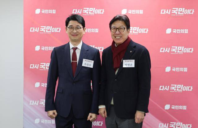 박형준(오른쪽) 부산시장과 주진우 국민의힘 의원이 11일 서울 여의도 국민의힘 중앙당사에서 제9회 전국동시지방선거 부산시장 후보 공천 면접 심사에 앞서 기념촬영을 하고 있다. 뉴시스