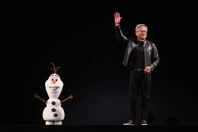 젠슨 황 엔비디아 최고경영자(CEO)가 16일 미 캘리포니아주 새너제이에서 열린 엔비디아 'GTC 2026' 무대에 올라 기조연설을 마친 뒤 올라프 로봇 옆에서 손을 흔들며 인사하고 있다. 새너제이=AP 뉴시스