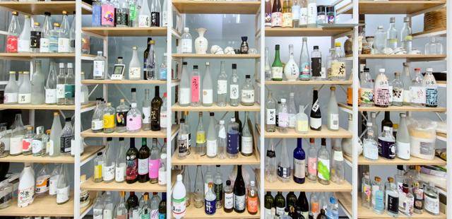 행주산성주가 체험·교육실 벽면에 수많은 전통주 병이 진열돼 있다.