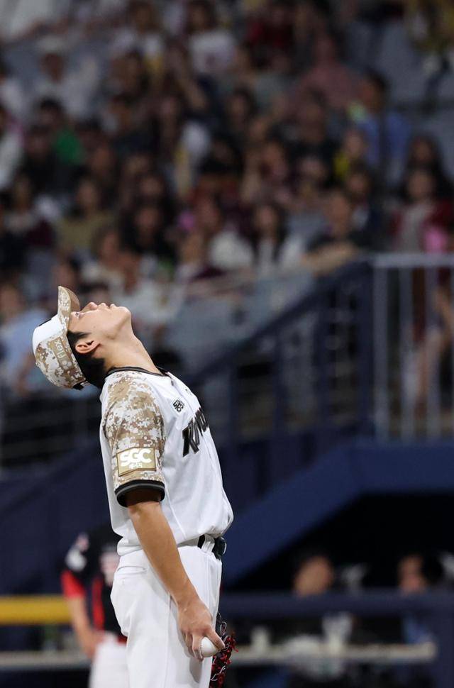 지난해 6월 24일 KIA 타이거즈와의 홈경기 6-4로 앞선 5회초 무사 만루 위기에 몰린 김윤하가 고척스카이돔 천장을 바라보며 탄식하고 있다. 결국 김윤하는 이 경기에서 승리를 기록하지 못했다. 뉴시스