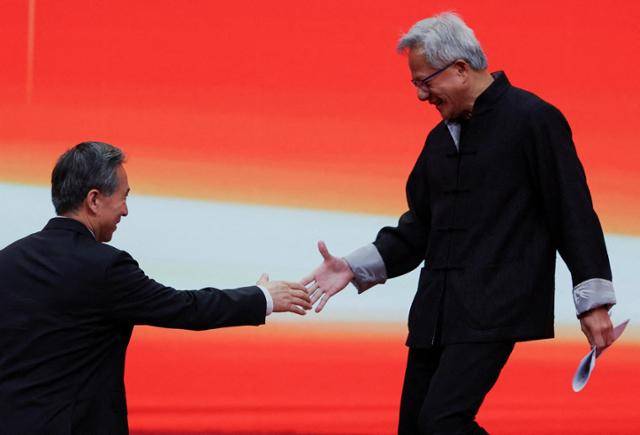 젠슨 황(오른쪽) 엔비디아 최고경영자(CEO)가 지난해 12월 중국 베이징에서 열린 제3회 중국국제공급망촉진박람회 개막식에 참석해 렌홍빈 중국국제무역촉진위원회 회장과 악수하고 있다. 베이징=로이터 연합뉴스