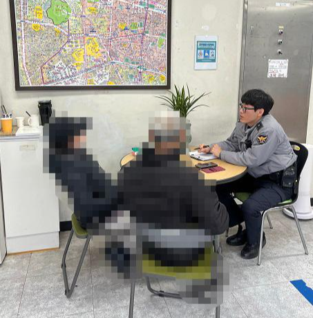 대구 중부경찰서 서문지구대 박덕현 경위가 보이스피싱 피해 위기에 놓인 60대 여성을 설득하고 있다. 중부경찰서 제공