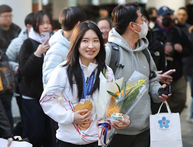 <yonhap photo-4170="">2026 밀라노-코르티나담페초 동계올림픽 쇼트트랙 2관왕 김길리가 24일 인천국제공항 제2여객터미널에서 귀국 뒤 꽃다발을 든 채 미소짓고 있다. [사진=연합뉴스]</yonhap>