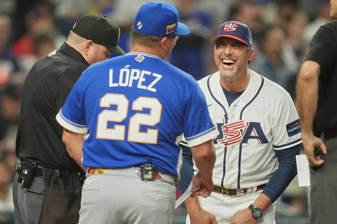 <yonhap photo-3009=""> 마크 데로사 미국 대표팀 감독과 오마르 로페즈 베네수엘라 대표팀 감독. AP=연합뉴스</yonhap>