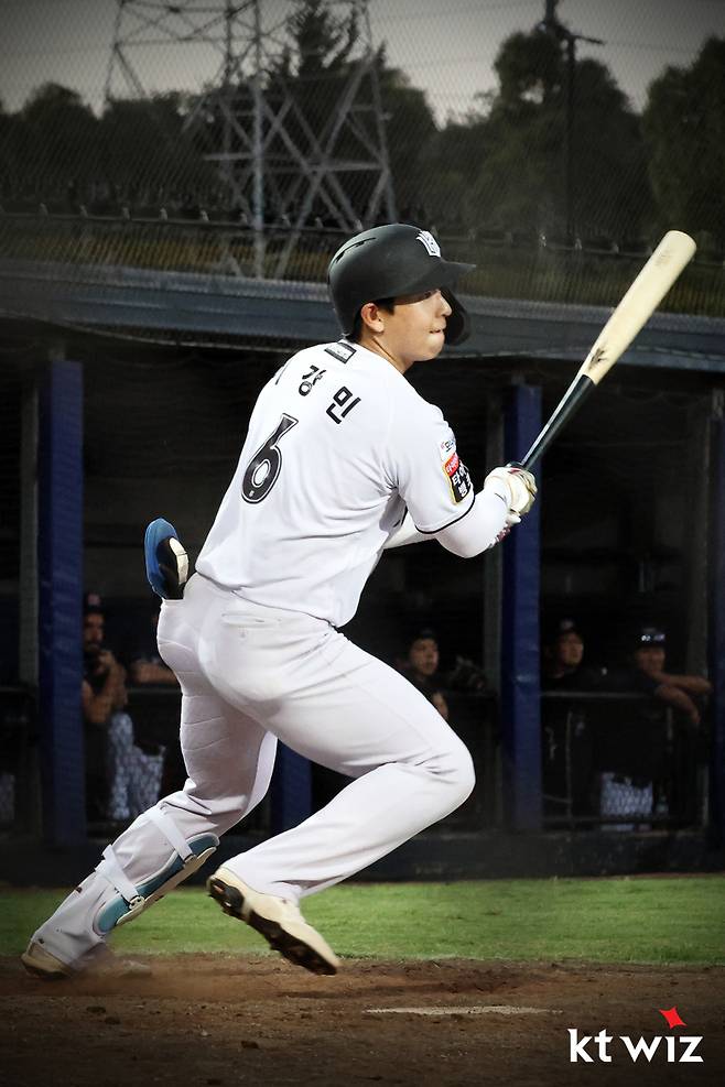 지난 16일 호주 질롱베이스볼센터에서 열린 멜버른 에이시스와의 경기에서 홈런을 때려내고 있는 KT 이강민. KT 제공