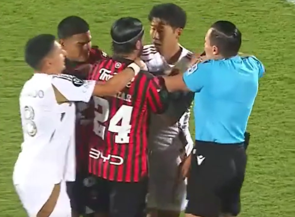 손흥민과 아론 살라사르가 신경전을 벌이는 모습. 사진=중계 화면 캡처