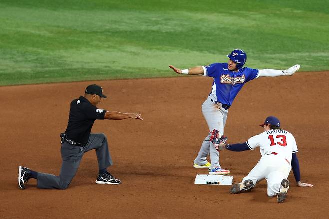 <yonhap photo-3720="">베네수엘라가 '빅볼'과 '스몰볼' 조화 속에 세계 야구 패권을 차지했다. 9회 작전 수행을 완수한 하비에르 사노하는 빼놓을 수 없는 우승 공신이다.&nbsp;Megan Briggs/Getty Images/AFP (Photo by Megan Briggs / GETTY IMAGES NORTH AMERICA / Getty Images via AFP)/2026-03-18 11:50:24/ <저작권자 ⓒ 1980~2026 ㈜연합뉴스. 무단 전재 재배포 금지, AI 학습 및 활용 금지></yonhap>