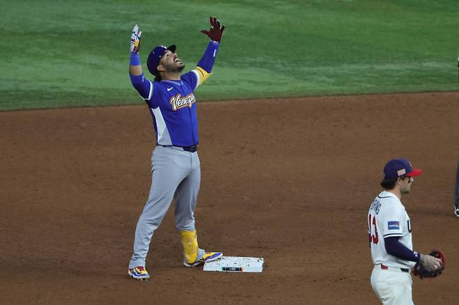<yonhap photo-4011=""> epa12828927 Venezuela's Eugenio Suarez (L) reacts after hitting the go ahead RBI double off United States pitcher Garrett Whitlock to bring in Venezuela Javier Sanoja to score as United States second baseman Brice Turang (R) looks away during the 2026 World Baseball Classic final between USA and Venezuela at LoanDepot Park baseball stadium in Miami, Florida, USA, 17 March 2026. EPA/CRISTOBAL HERRERA-ULASHKEVICH/2026-03-18 12:37:29/ <저작권자 ⓒ 1980~2026 ㈜연합뉴스. 무단 전재 재배포 금지, AI 학습 및 활용 금지></yonhap>