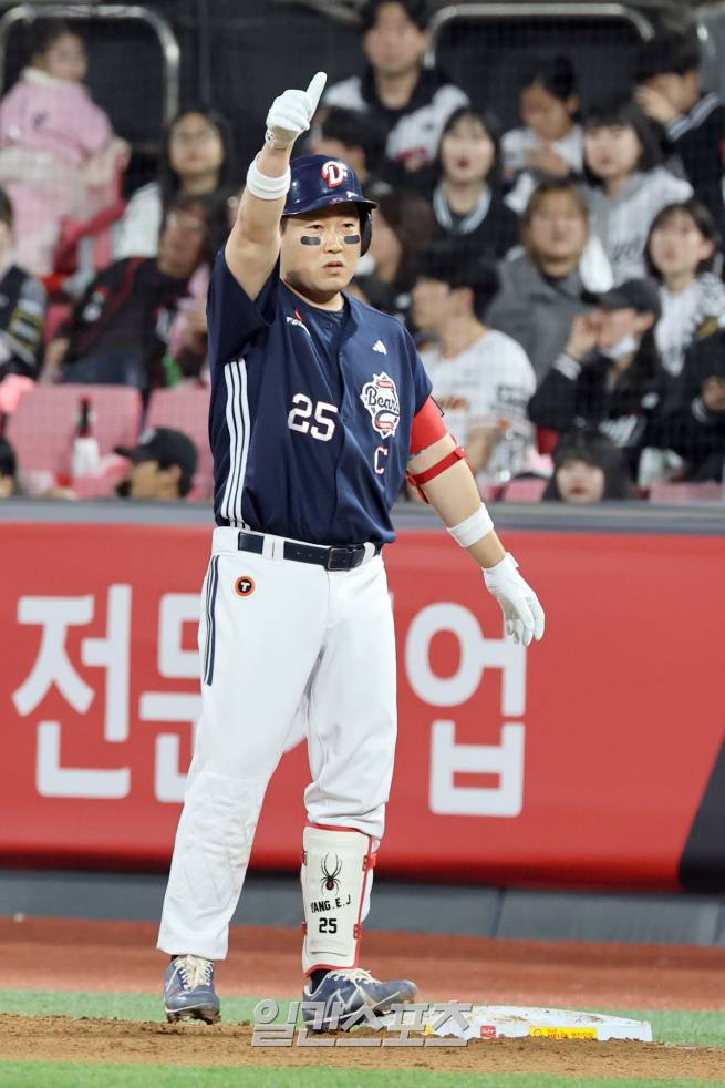 26일 오후 수원 KT위즈파크에서 열린 2025 프로야구 두산과 KT의 경기. 두산 양의지가 6회 1타점 적시타를 날리고 기뻐하고 있다. 수원=정시종 기자 /2025.03.26.