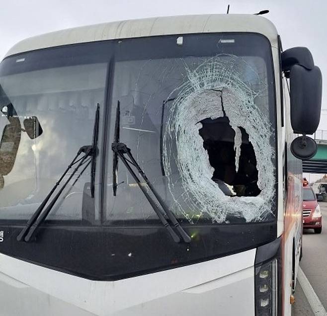 사고를 당한 버스 [경기도소방재난본부 제공]