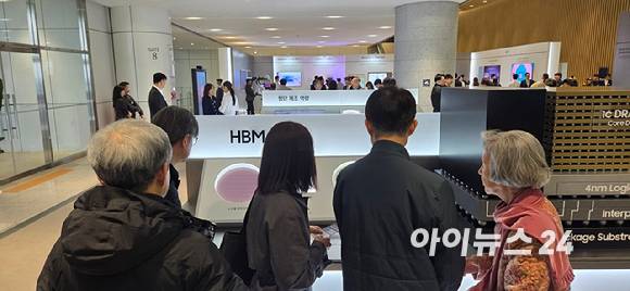 삼성전자가 18일 경기 수원컨벤션에서 열린 제57기 정기 주주총회에 전시한 HBM4와 HBM4E를 둘러보는 주주들. [사진=박지은 기자]