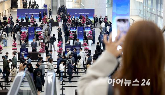 18일 오전 수원시 영통구 수원컨벤션센터에서 열린 제57기 삼성전자 정기주주총회에서 주주들이 입장하기 위해 길게 줄 서 있다.[사진=곽영래 기자]