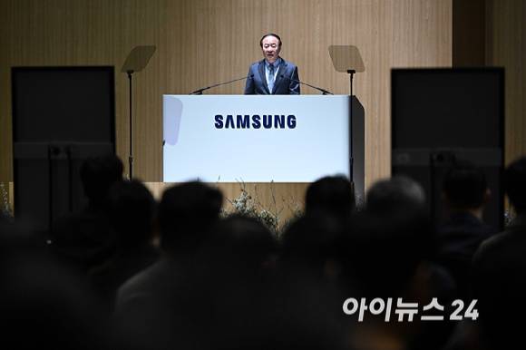 의장을 맡은 전영현 삼성전자 대표이사 부회장 겸 DS부문장이 18일 오전 경기 수원시 수원컨벤션센터에서 열린 제57기 정기 주주총회에서 인사말을 하고 있다.[사진=곽영래 기자]