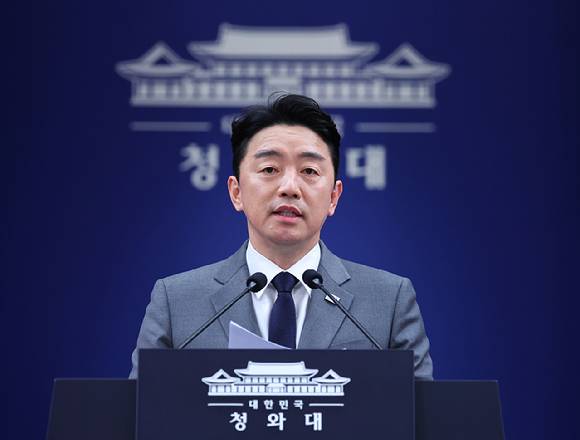 이재명 대통령 전략경제협력 특사로 아랍에미리트(UAE)를 방문하고 귀국한 강훈식 비서실장이 18일 청와대 춘추관에서 특사 활동 관련 브리핑을 하고 있다. 2026.3.18 [사진=연합뉴스]