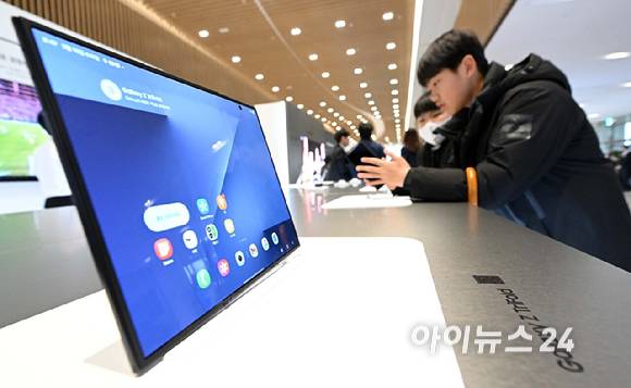 18일 경기 수원시 영통구 수원컨벤션센터에서 열린 '제57기 삼성전자 정기주주총회'에서 주주들이 갤럭시 Z 트라이폴드를 보고 있다.[사진=곽영래 기자]