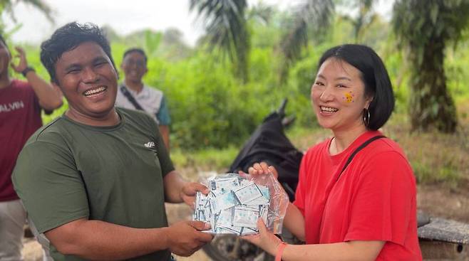 인도네시아 현지인에게 퓨어위시를 전달하는 김효진 위시빌더 대표 / 출처=위시빌더