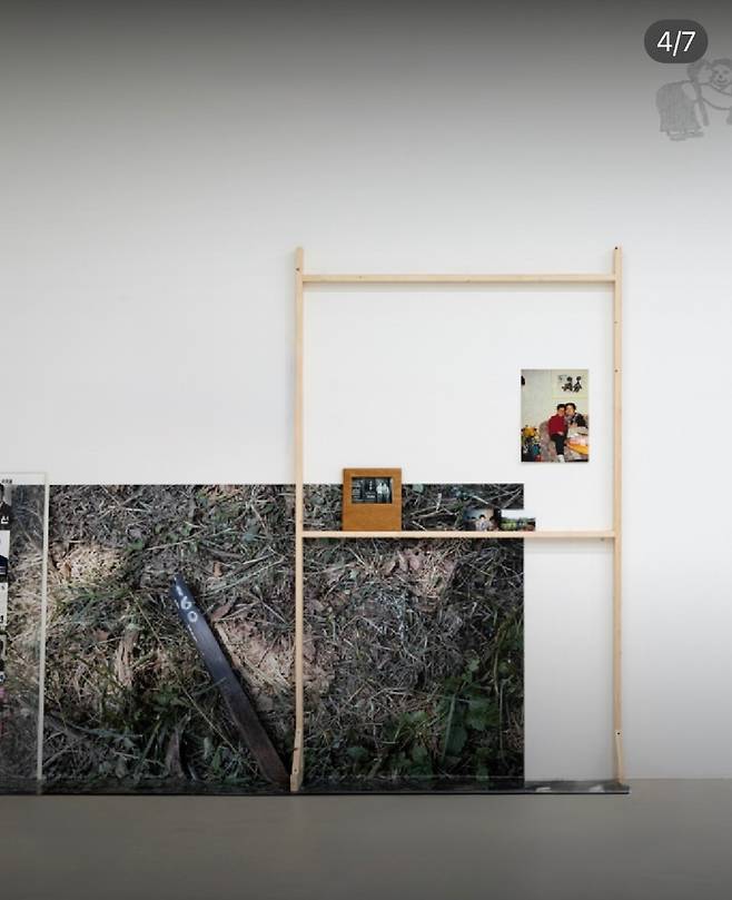 김옥선 개인전 《옥선 혜림 인선》 전시 전경. 인물의 일상 공간과 기록이 함께 놓이며, 개인의 시간이 구체적인 장면으로 드러난다. (작가 SNS)