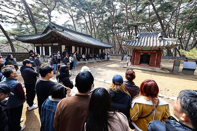 관람객들이 강원도 영월 청령포 단종어소 앞에서 해설사의 설명을 듣고 있다. 김종호 기자