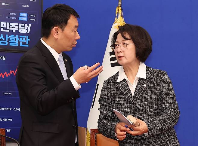 추미애 국회 법제사법위원회 위원장(오른쪽)과 김용민 더불어민주당 법사위 간사 17일 오전 국회에서 열린 검찰개혁 관련 정청래 대표 긴급 기자회견을 마친 뒤 대화하고 있다. 임현동 기자