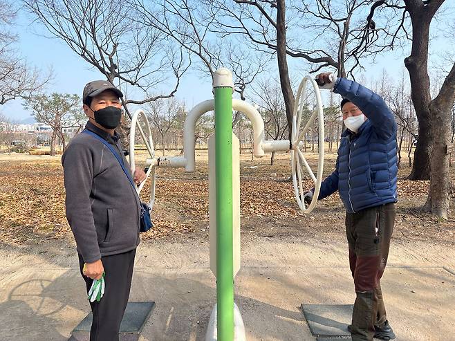 16일 오전 10시 경북 경주시 황성공원에서 신광주(75)씨와 김철수(73)씨가 운동을 하고 있다. 류효림 기자