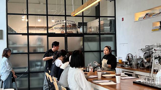 “건강식은 특별한 식단이 아니라 일상의 음식이 되어야 한다”는 신념을 가진 윤지아 셰프가 건강식의 중요성을 알리기 위해 본인의 레스토랑에서 쿠킹 클래스를 진행하고 있다. 사진 윤지아