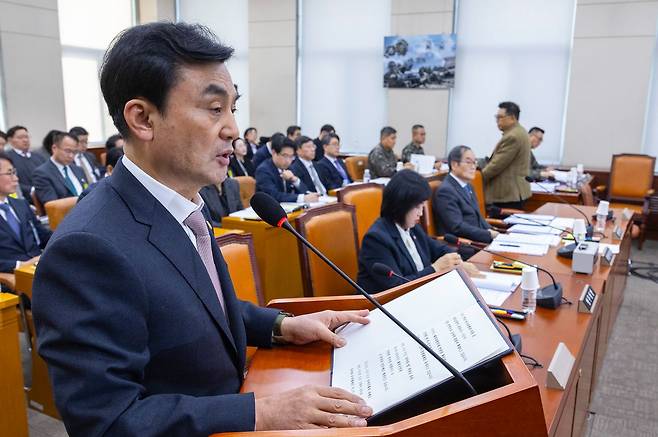안규백 국방부 장관이 17일 국회에서 열린 국방위 전체 회의에 출석해 업무 보고를 하고 있다. 연합뉴스
