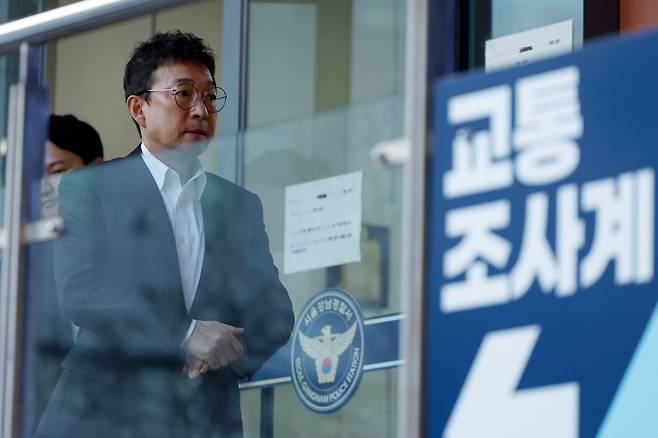 음주운전을 시인한 배우 이재룡이 10일 오후 서울 강남경찰서 교통조사계에서 피의자 신분으로 조사를 받은 뒤 밖으로 나오고 있다. 이 씨는 지난 6일 오후 11시쯤 서울 지하철 9호선 삼성중앙역 인근에서 차량을 몰다 중앙분리대를 들이받고 도주한 혐의를 받는다. 뉴스1