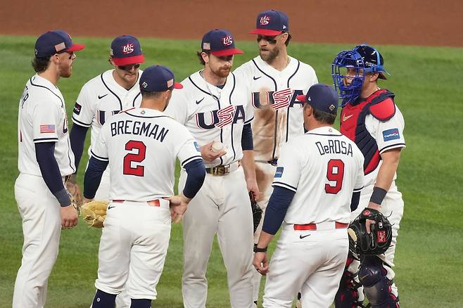2실점한 미국 선발 투수 놀란 맥클레인(가운데)와 마크 데로사 감독. AP=연합뉴스