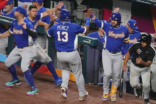 살바도르 페레즈가 득점하고 돌아오자 기뻐하는 베네수엘라 선수들. AP=연합뉴스