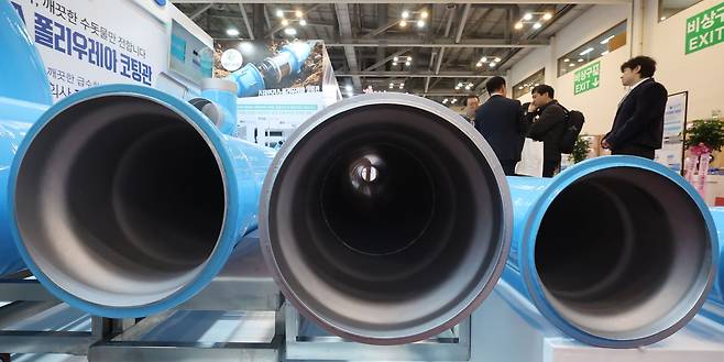 '2026 국제물산업박람회(WATER KOREA)'가 개막한 18일 부산 해운대구 벡스코 제1전시장을 찾은 관람객들이 녹슬지 않는 스테인리스 폴리우레아 코팅관을 살펴보고 있다.