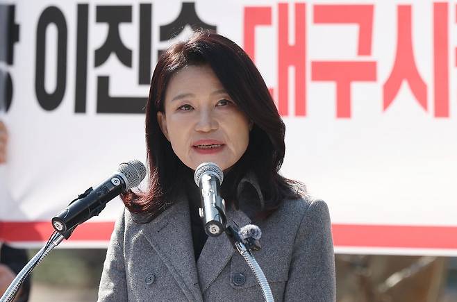 이진숙 전 방송통신위원회(방통위) 위원장이 12일 대구 국채 보상기념공원에서 대구시장 출마를 공식 선언하고 있다. 연합뉴스
