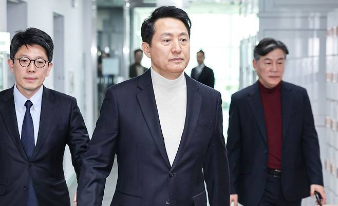 오세훈 서울시장이 17일 오후 서울시청에서 공천 신청에 대한 입장 발표를 하기 위해 브리핑룸으로 향하고 있다. 김경록 기자.