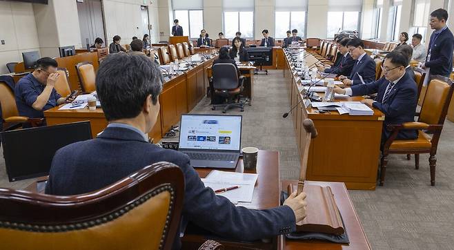 ▲국회 행정안전위원회 법안심사제1소위원회 위원장인 더불어민주당 윤건영 의원이 17일 국회에서 법안소위를 개회하고 있다. 연합뉴스