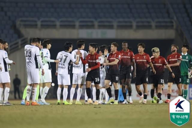 ▲ 강원FC 선수단이 18일 경기 부천종합운동장에서 열린 부천FC1995와 하나은행 K리그1 2026 4라운드 맞대결에서 무승부를 거둔 뒤 인사를 나누고 있다. 한국프로축구연맹 제공