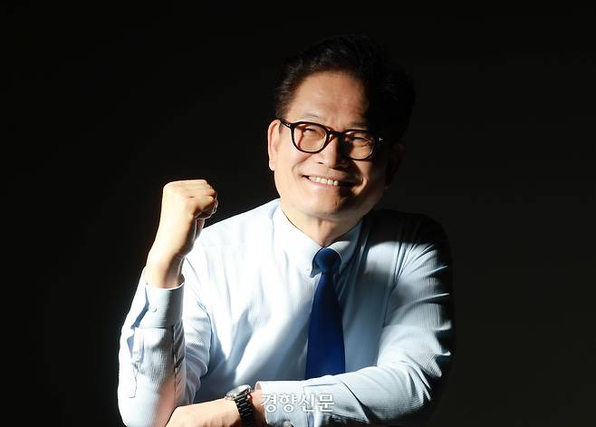 송영길 전 더불어민주당 대표가 지난 11일 서울 중구 경향신문사에서 인터뷰에 앞서 사진촬영을 하고 있다. ‘돈봉투 사건’으로 근 3년 고통스러운 시간을 보낸 그는 최근 무죄 확정판결을 받고 정치 재개에 나섰다. 복귀 첫 시험대는 6·3 지방선거와 함께 치르는 국회의원 재보궐선거다. 정지윤 선임기자