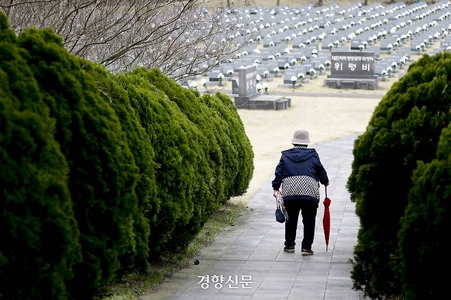 제76주년 제주 4.3 희생자 추념식을 하루 앞둔 2024년 4월2일 한 노인이 제주 4.3평화공원을 거닐고 있다. 문재원 기자