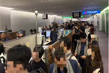 인천공항에 도착한 여객들이 입국심사를 받기 위해 검역대 바깥까지 줄을 서 대기하고 있다. 독자 제공