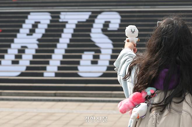 BTS(방탄소년단)의 컴백 공연을 앞둔 15일 서울 중구 세종문화회관 계단에 설치된 공연 홍보물 앞에서 관광객들이 사진을 찍고 있다. 정효진 기자