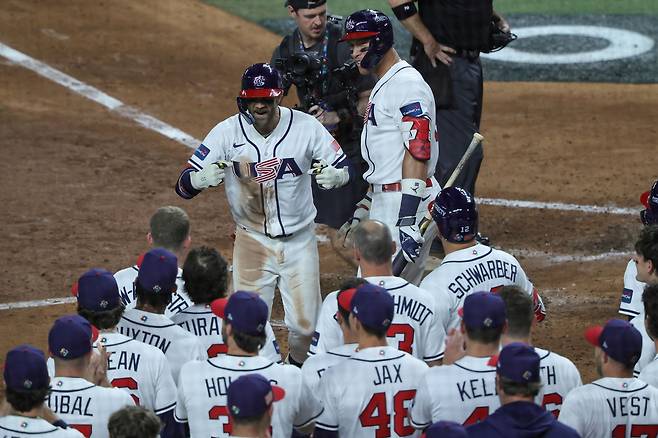 미국의 브라이스 하퍼가 18일 미국 플로리다주 마이애미의 론디포 파크에서 열린 베네수엘라와 2026 월드베이스볼클래식 결승전에서 8회말 동점 투런홈런을 친 뒤 동료들의 축하를 받고 있다.  마이애미 | EPA연합뉴스