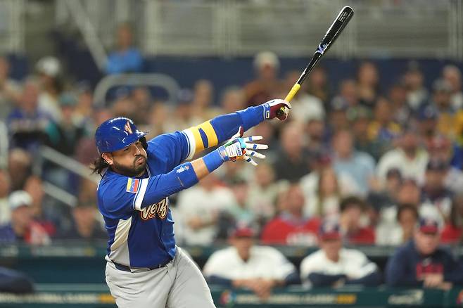 스윙하는 에우헤니오 수아레스.    마이애미 | AP연합뉴스