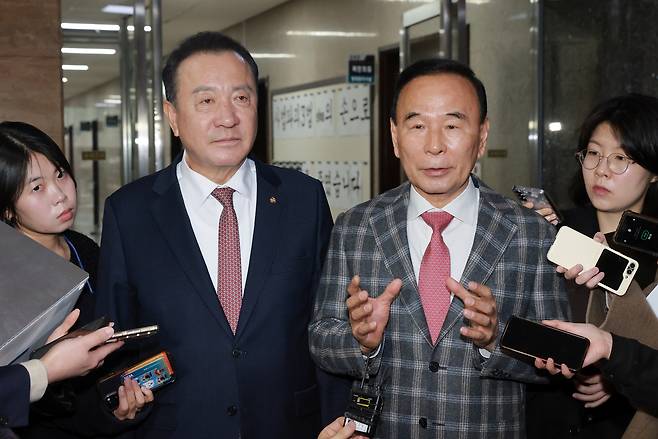 충북을 지역구로 둔 국민의힘 박덕흠(오른쪽)·엄태영 의원이 18일 국회에서 충북도지사 공천과 관련해 장동혁 대표와 면담한 뒤 취재진 질문에 답하고 있다. 연합뉴스