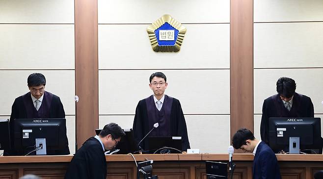 김건희 여사의 통일교 금품수수 의혹(특정범죄가중처벌법상 알선수재) 사건 첫 재판이 열린 지난해 9월24일 서울중앙지법 형사합의27부(재판장 우인성) 재판부가 입정하고 있다. 사진공동취재단